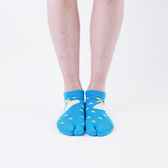 Person wearing short blue Tabi Socks " Surfer ", front view