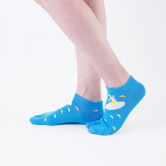 Person wearing short blue Tabi Socks " Surfer ", right side view